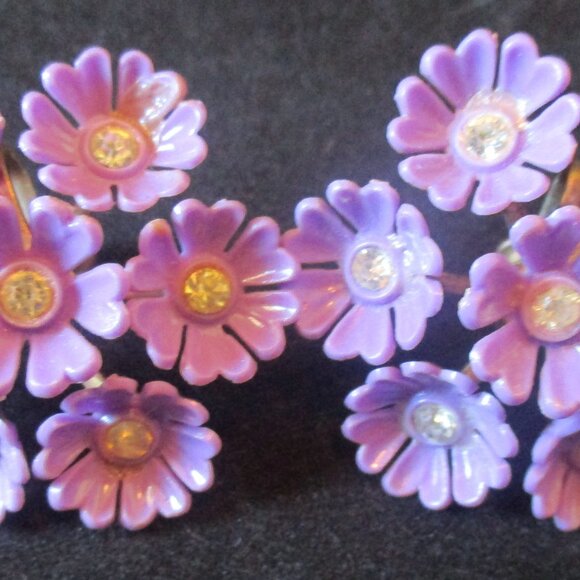 Vintage UnbrandedPlastic Lilac Purple Flowers and Rhinestones Screwback Earrings - Picture 1 of 2